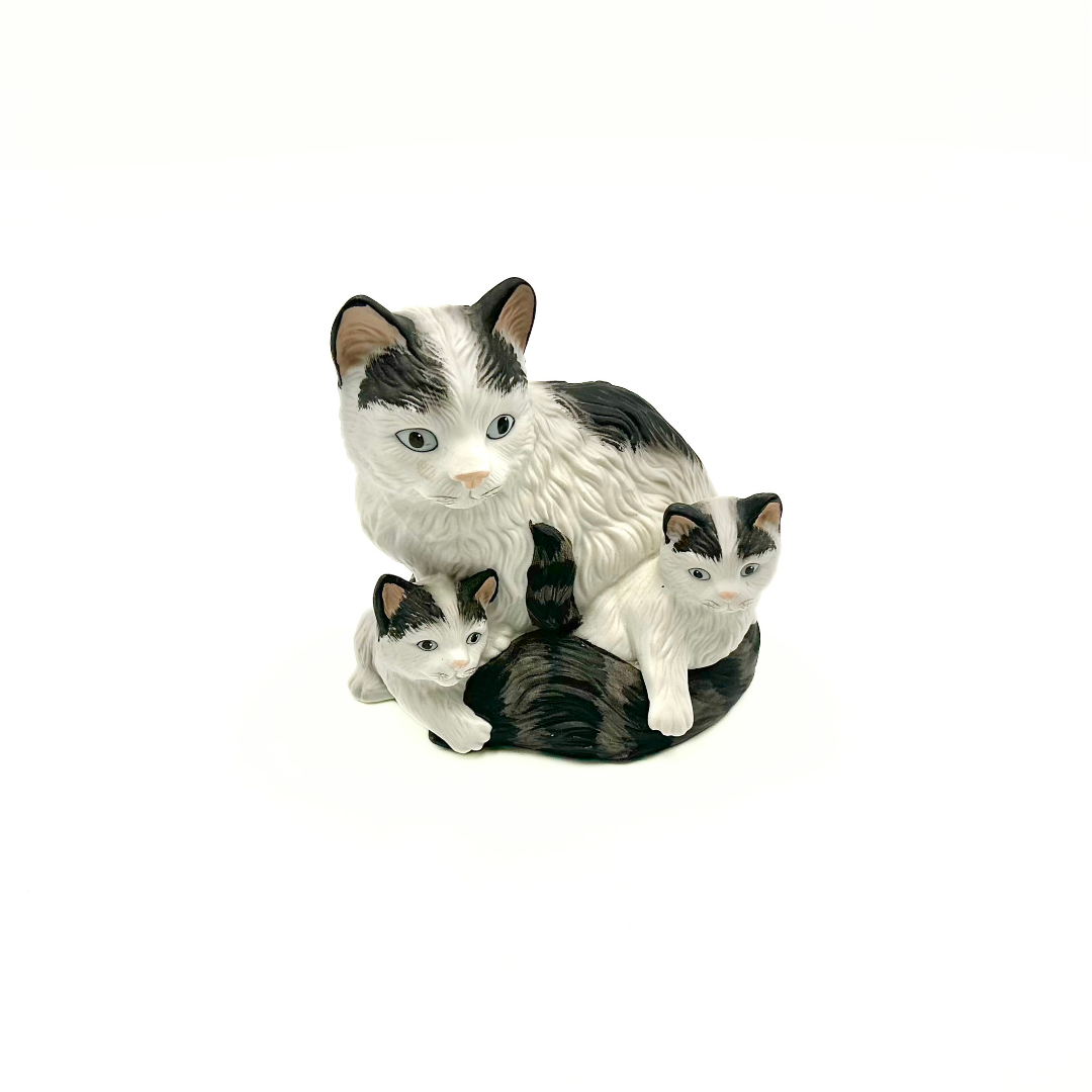HOMCO #1412 Porcelain Cat With Kittens Figurine
