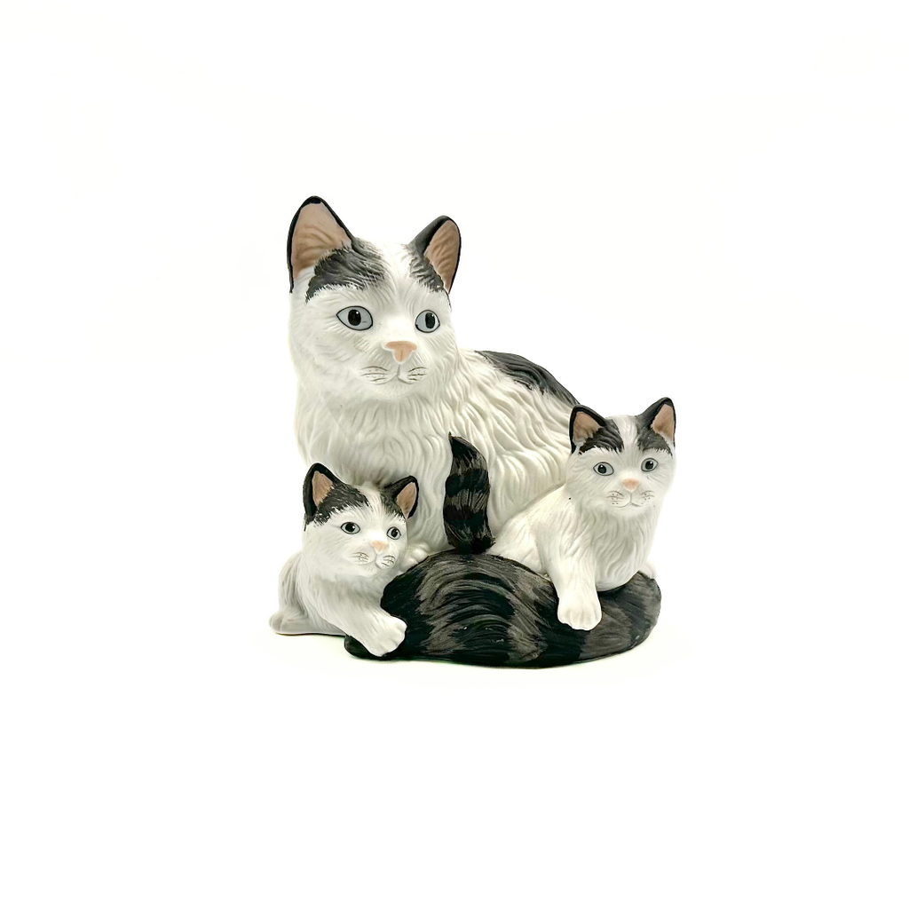 HOMCO #1412 Porcelain Cat With Kittens Figurine