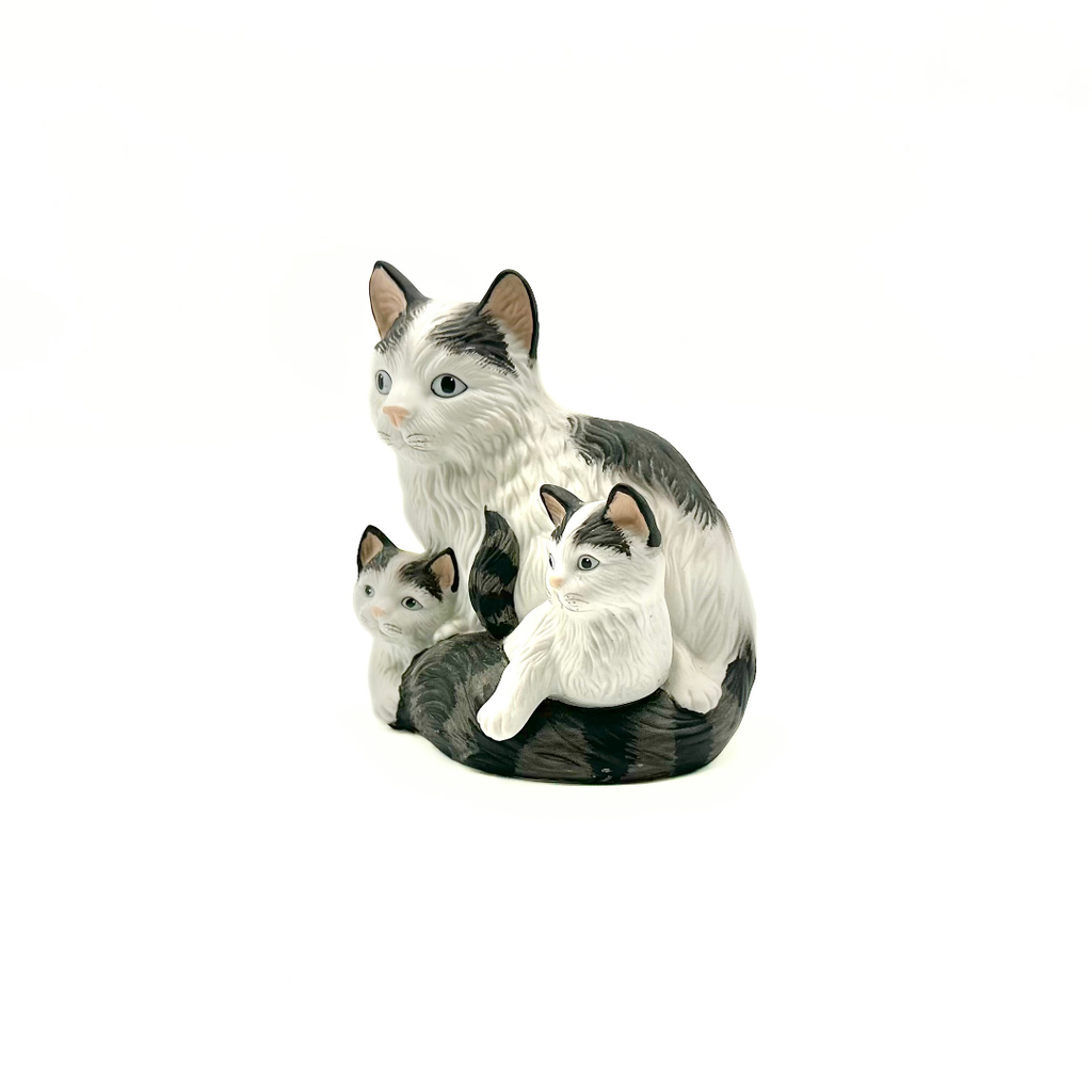 HOMCO #1412 Porcelain Cat With Kittens Figurine