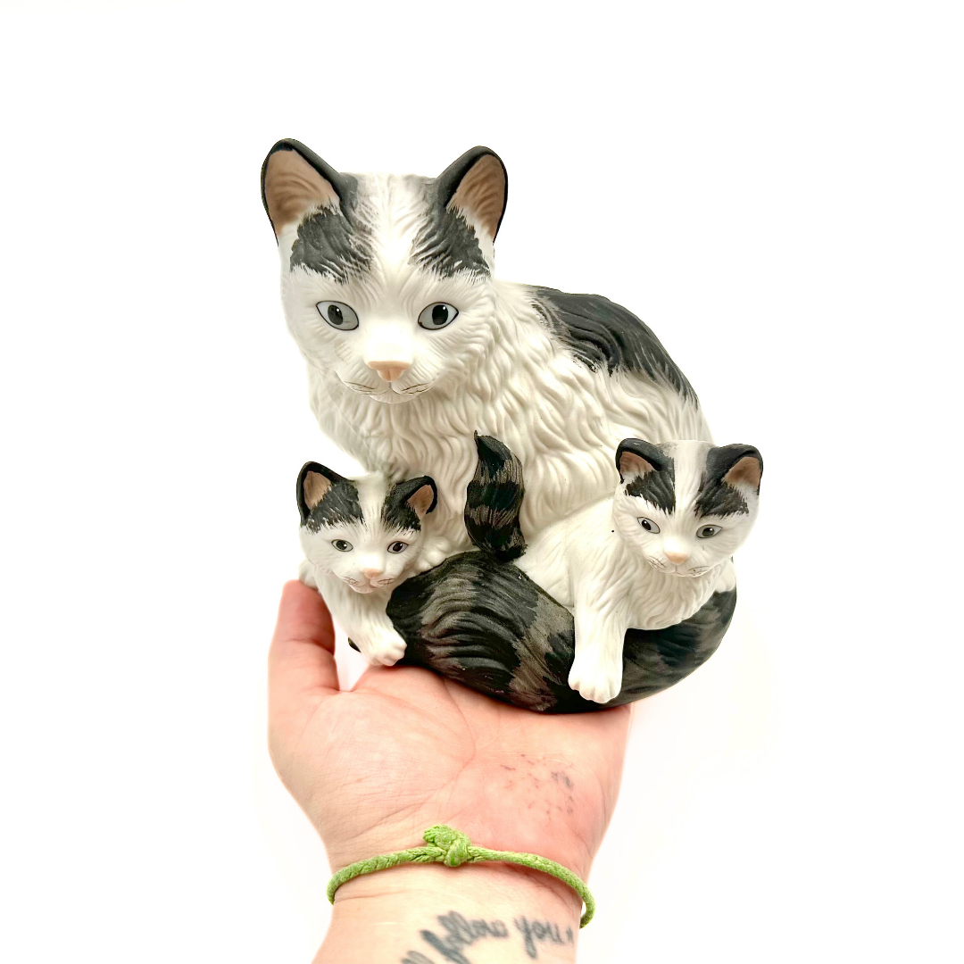 HOMCO #1412 Porcelain Cat With Kittens Figurine